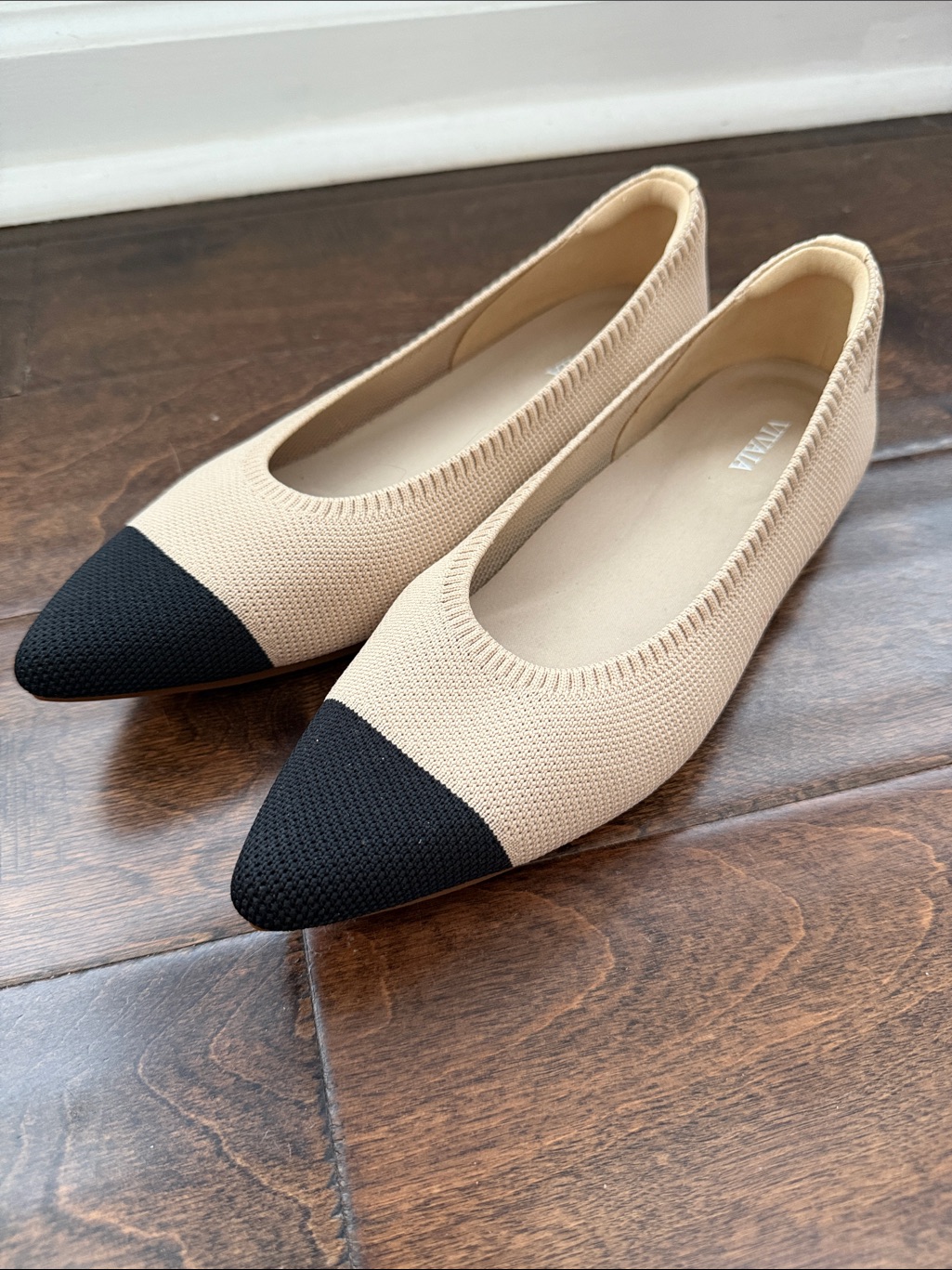 Vivaia Pointed-Toe Ballet Flats Aria 5 Beige Black Toe